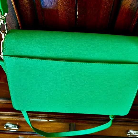New with tag Kate Spade green bag front gold closure. - Picture 8 of 10